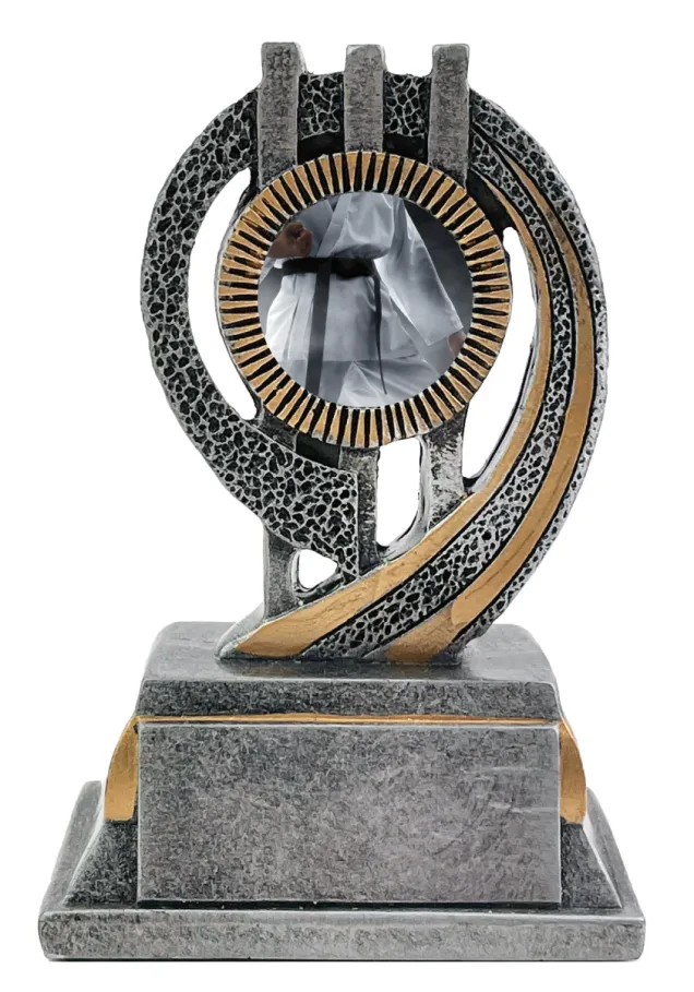 Trofeo de Karate Elegante en Resina con Detalles en Oro y Plata – Premio Deportivo Personalizable
